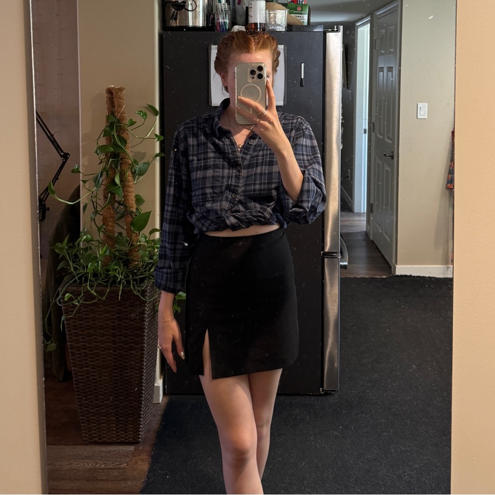 Aritzia black mini skirt with slit🖤